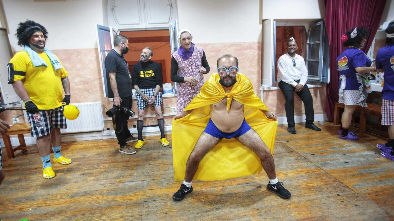 Joaquín  Alegría , en camerinos, vestido del personaje del cartel del carnaval de este año