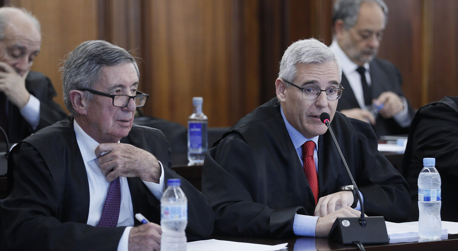 Los abogados Pedro Apalategui y José Manuel García-Quílez, hoy en el juicio de los ERE.