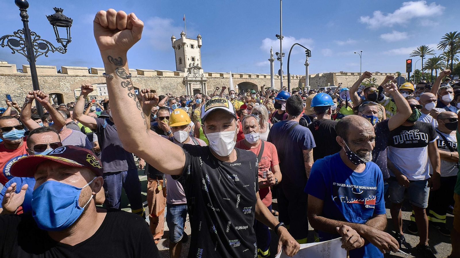 Los trabajadores de Navantia Puerto Real concentrados frente a la Subdelegación del Gobierno.