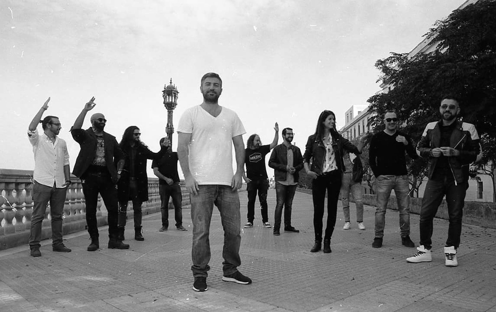 Ojú Zapatones junto a algunos de los artistas que colaboran en su obra.