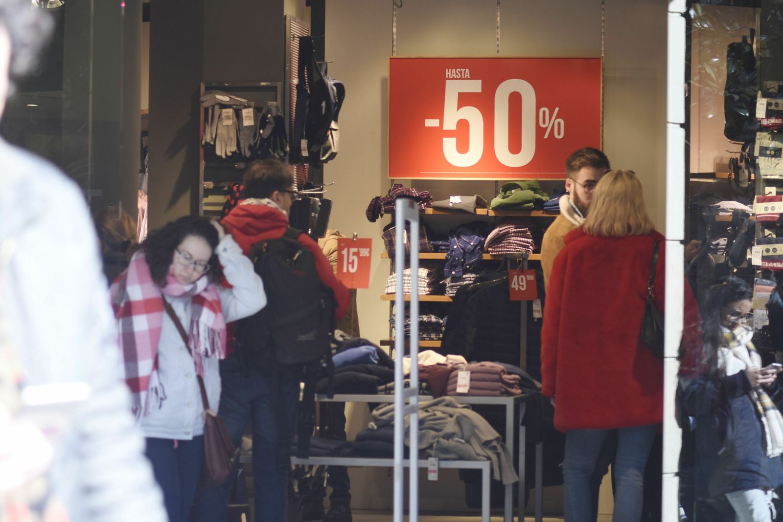 La campaña de rebajas se solapa con las fiestas navideñas.