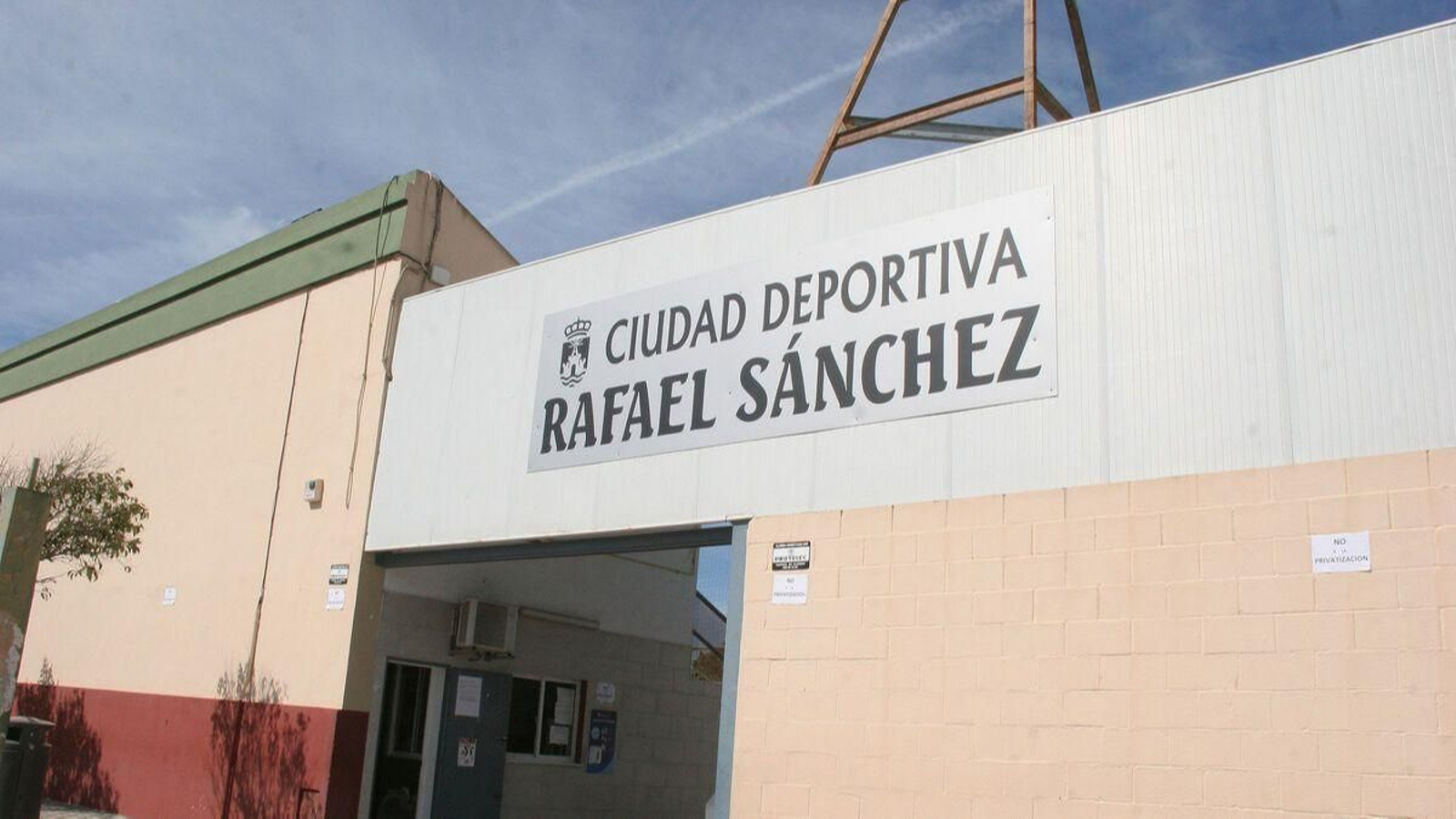 La entrada a la ciudad deportiva Rafael Sánchez, en El Puerto. La entrada a la ciudad deportiva Rafael Sánchez, en El Puerto.
