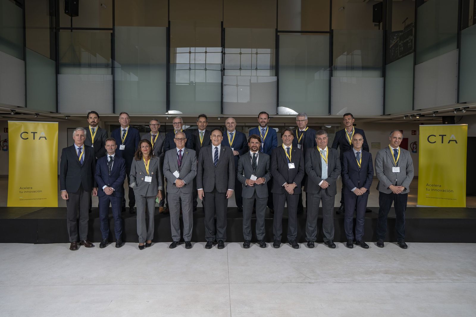Foto de familia del patronato de CTA con la Consejería de Universidad, Investigación e Innovación.
