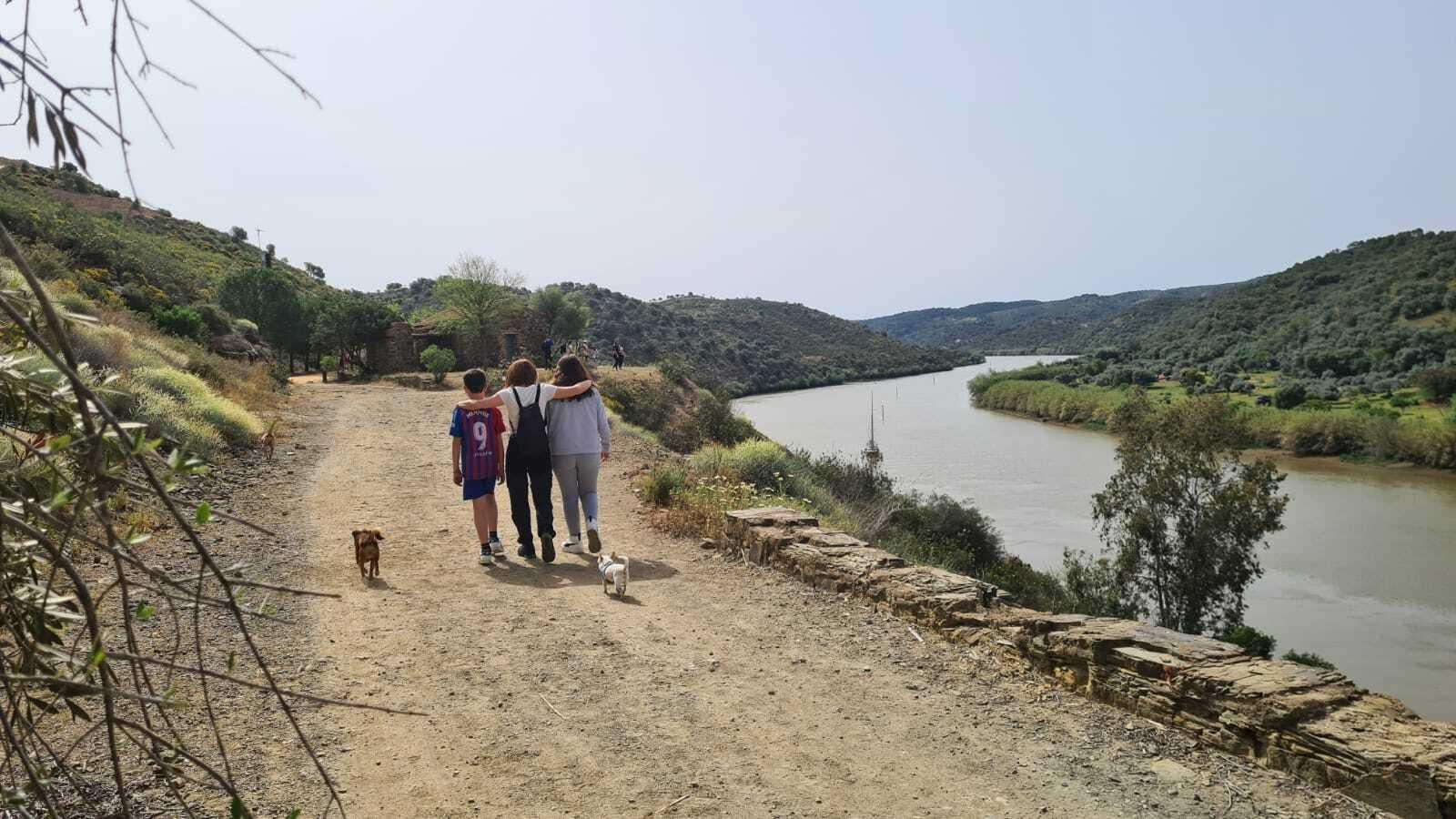 Una familia colaboradora en un paseo por el campo.