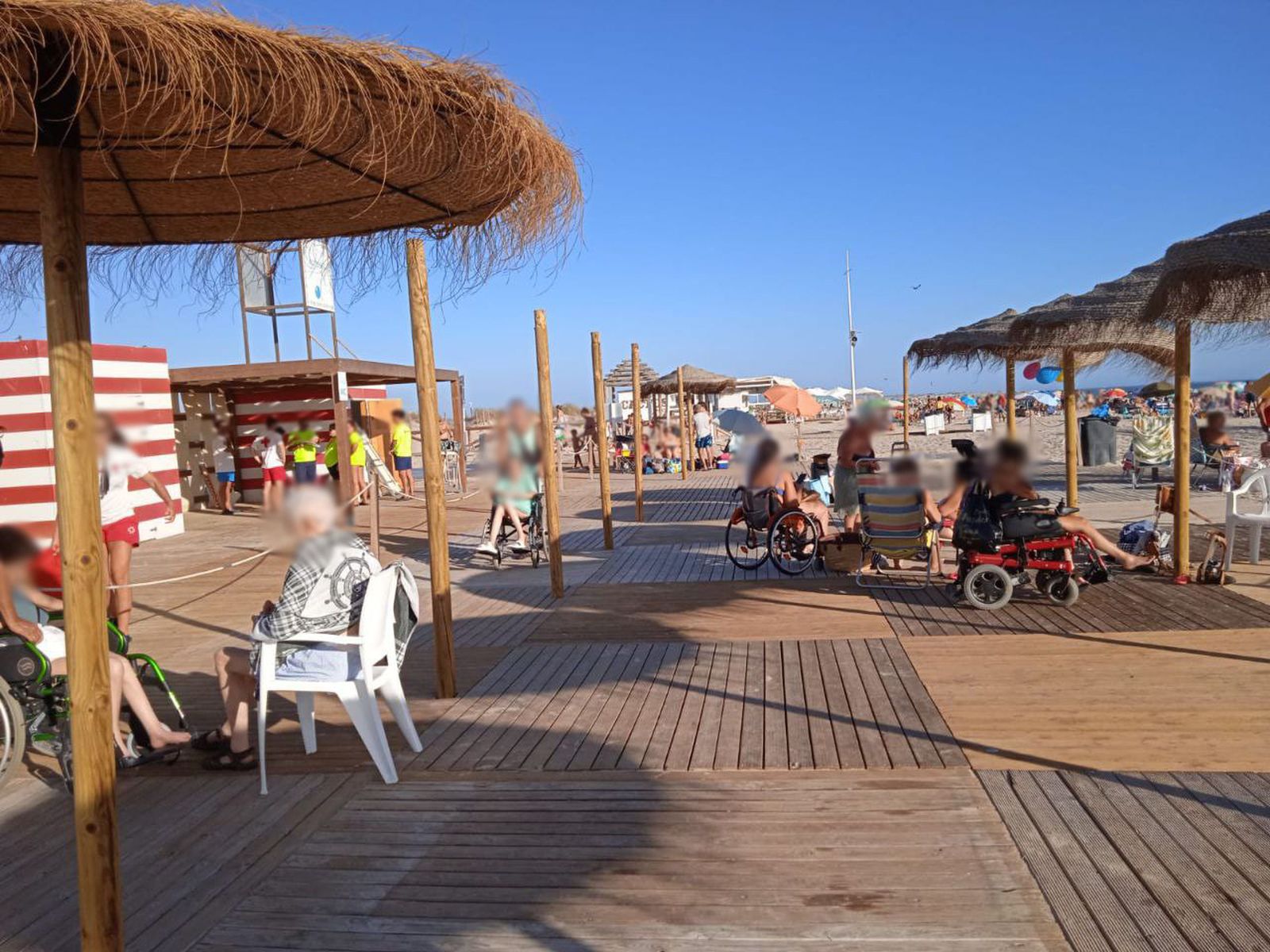 Falta de sombrillas en el módulo 5 Estrellas de la playa de Camposoto.