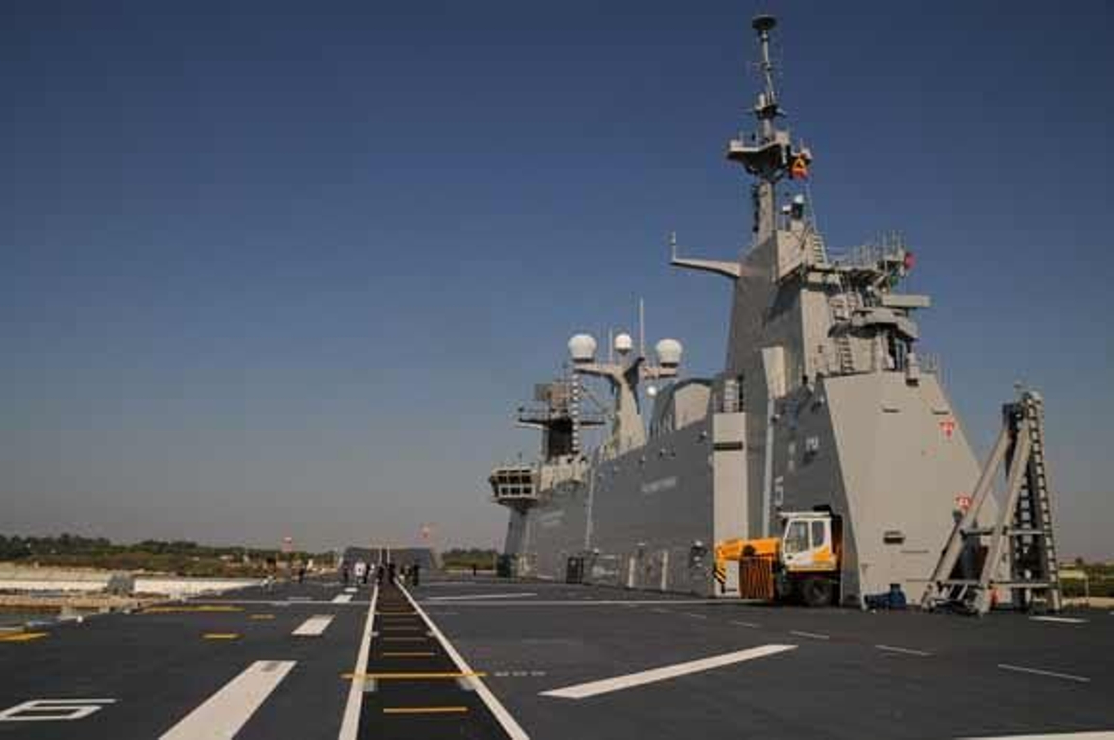 El 'Juan Carlos I', el mayor barco de guerra de la historia de la Armada Española, ya está atracado en la Base de Rota

Foto: Javier Gonzalez
