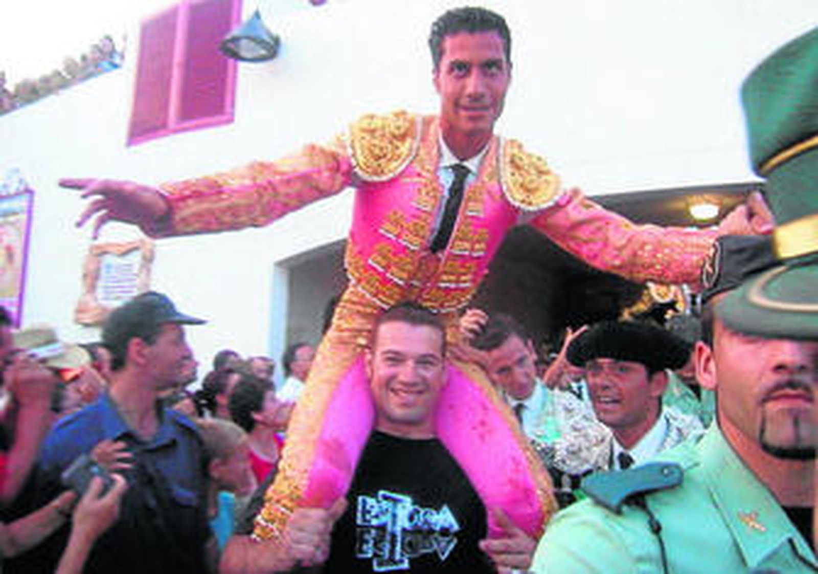 Jesús Almería sale a hombros del coso roquetero.