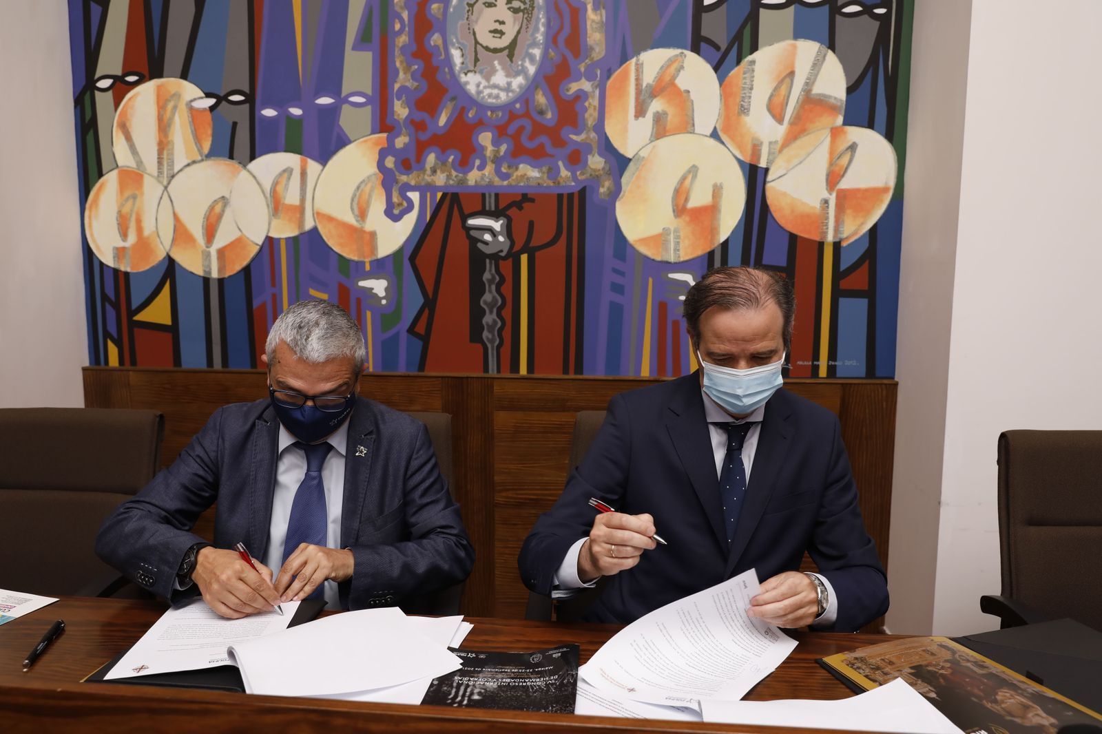 Diego Vera y Pablo Atencia firman el acuerdo en la sede de la Agrupación de Cofradías.