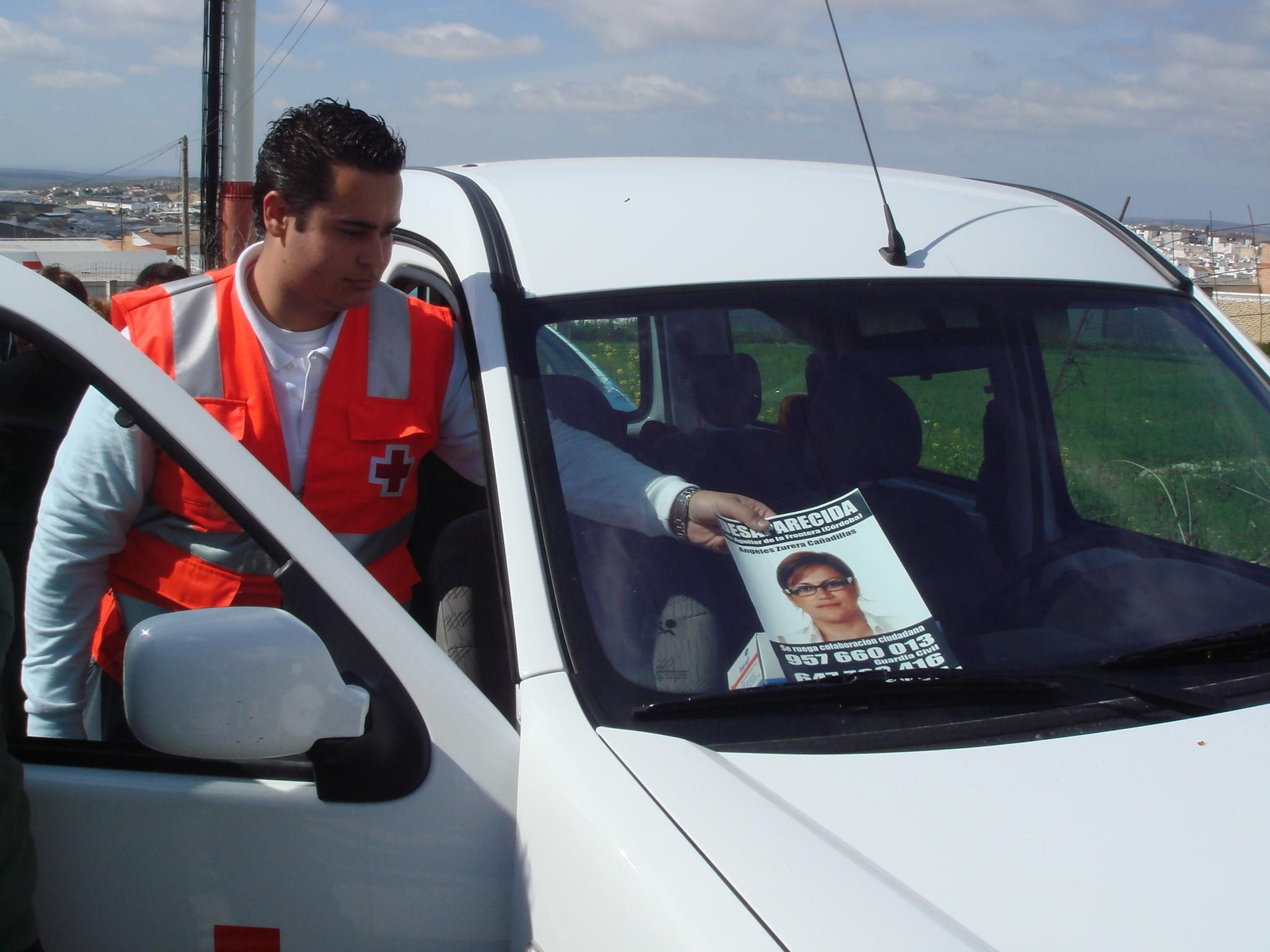 Un cartel de Ángeles Zurera en un vehículo.