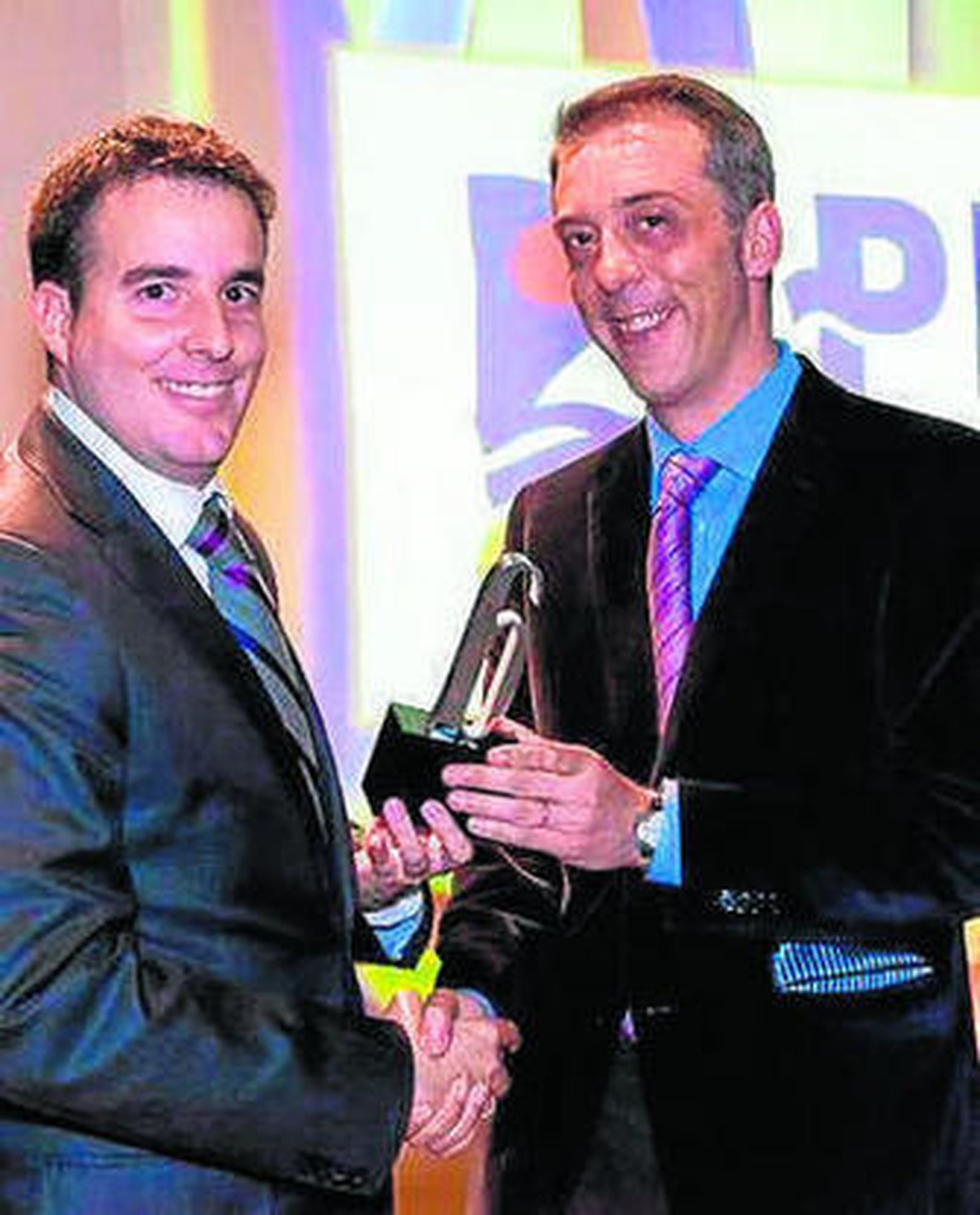 La cadena recogiendo el premio.