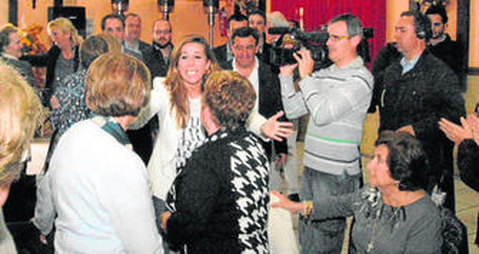 La presidenta del PP de Cataluña, Alicia Sánchez-Camacho, ayer en La Isla, saluda a militantes y colaboradores del PP.