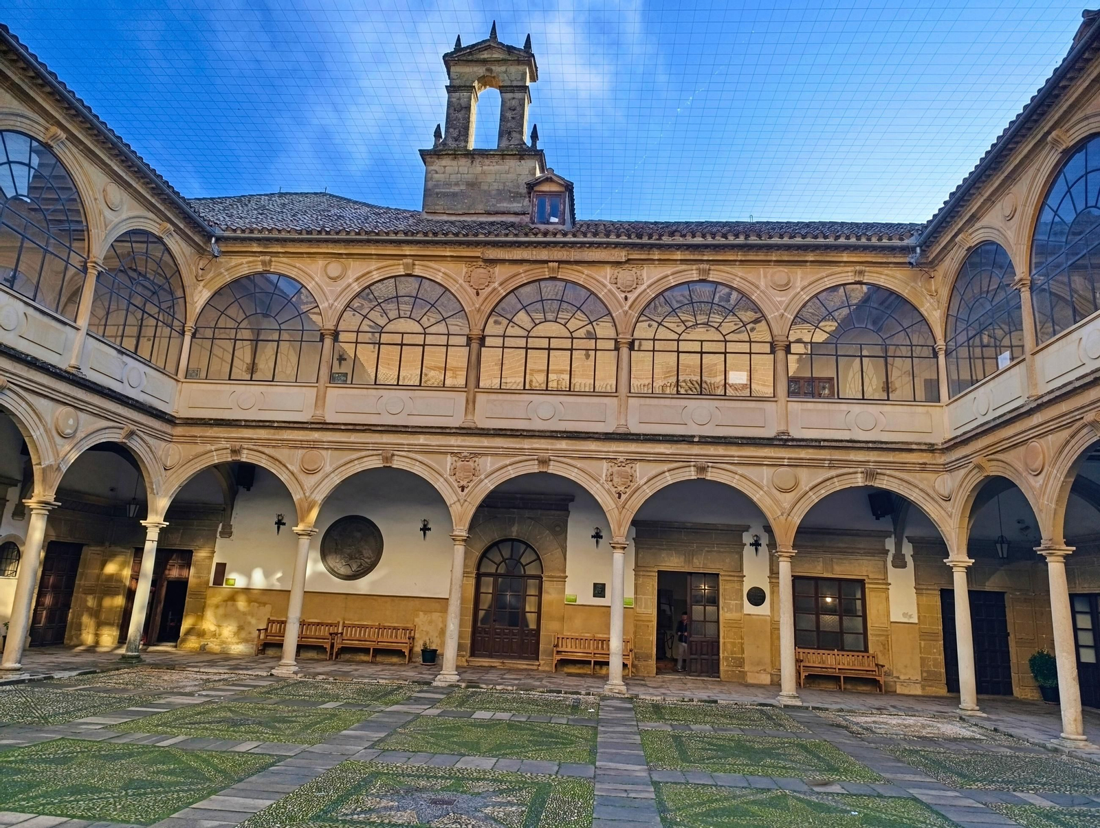 El patio interior del antiguo Instituto de Baeza, acceso al aula de Machado y uno de los espacios más emblemáticos del conjunto histórico.