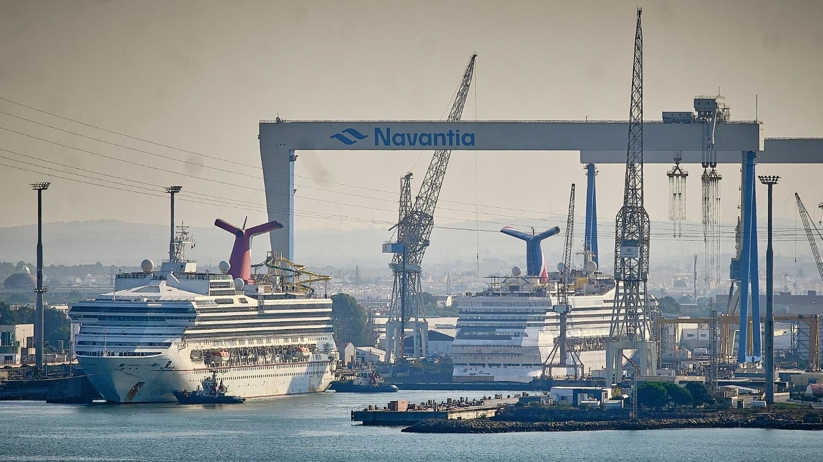 Dos cruceros de Carnival en el astillero de Puerto Real la pasada semana.