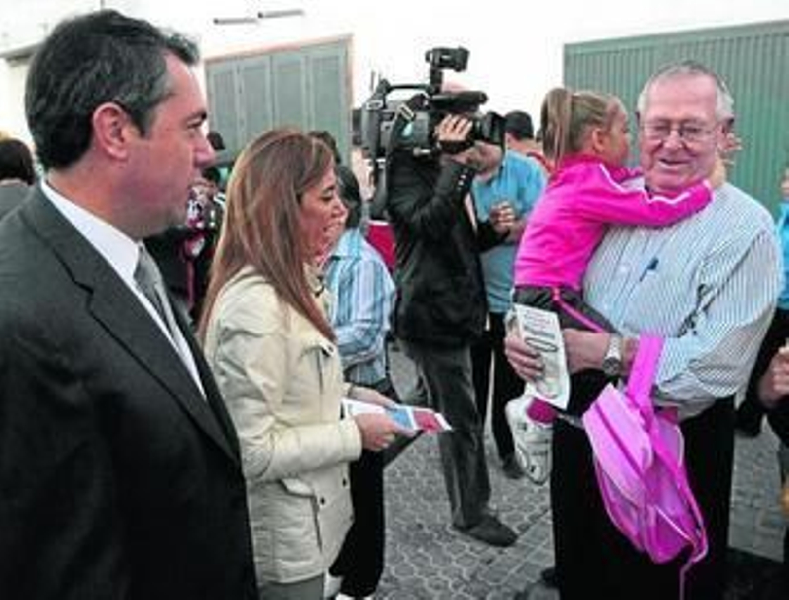Susana Díaz y Juan Espadas, ayer, repartiendo dípticos a las puertas de un colegio de Sevilla.