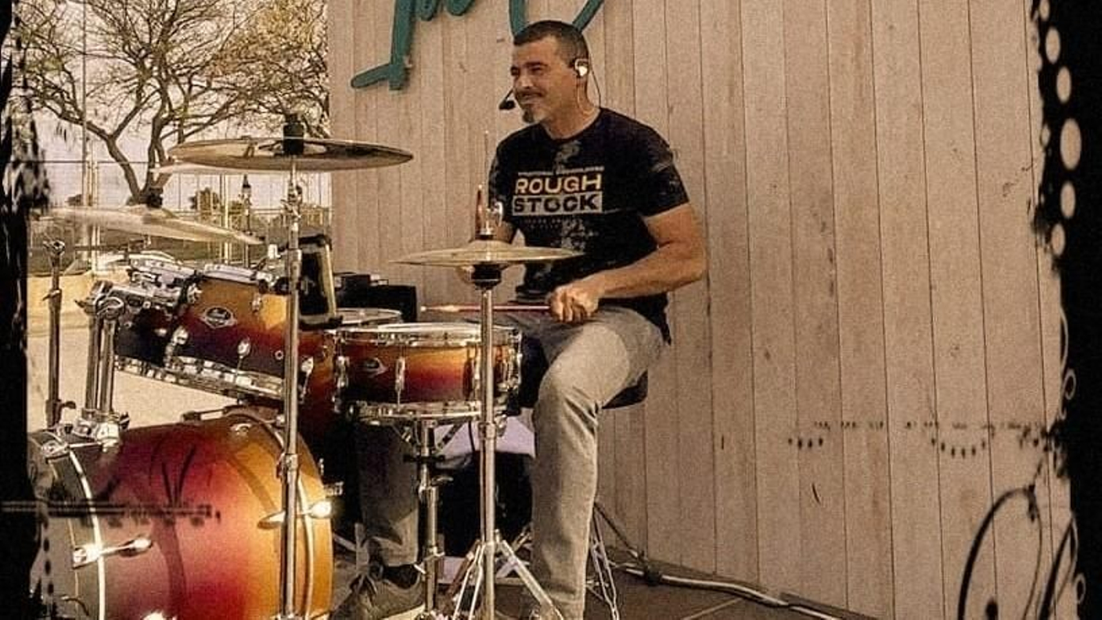 Alfonso Guijarro tocando la batería en una actuación musical.