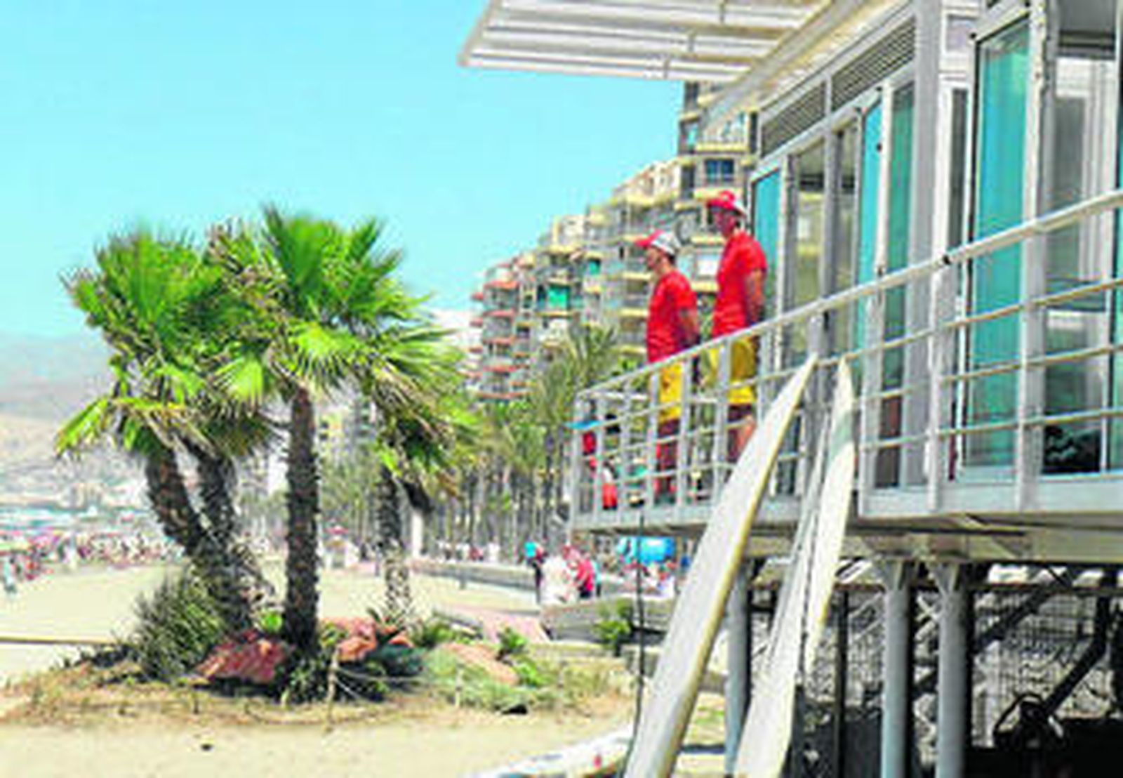 Los socorristas vigilan desde el puesto principal que no ocurra ningún incidente en la costa.