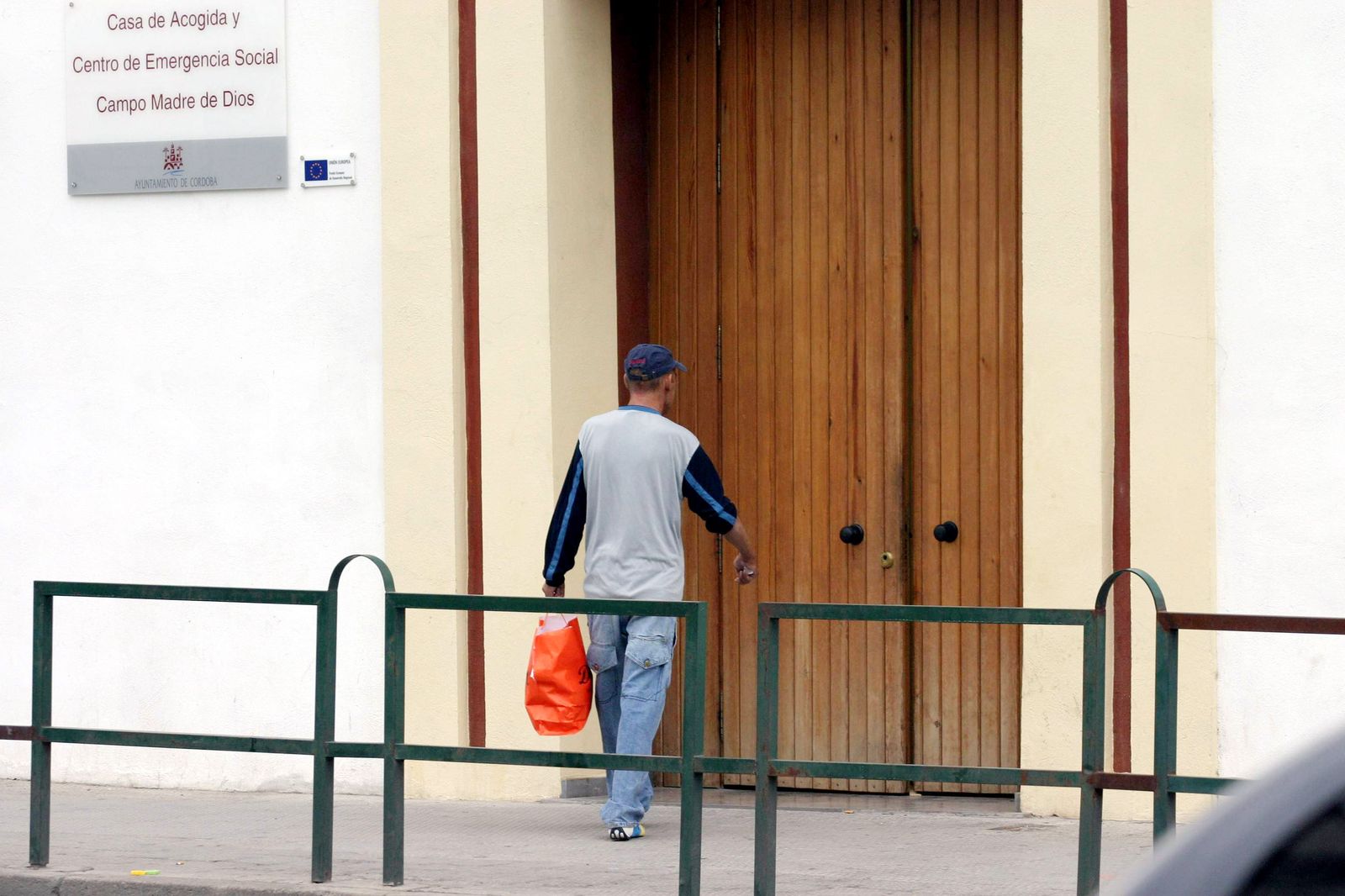 Un hombre se dispone a entrar en la Casa de Acogida municipal.
