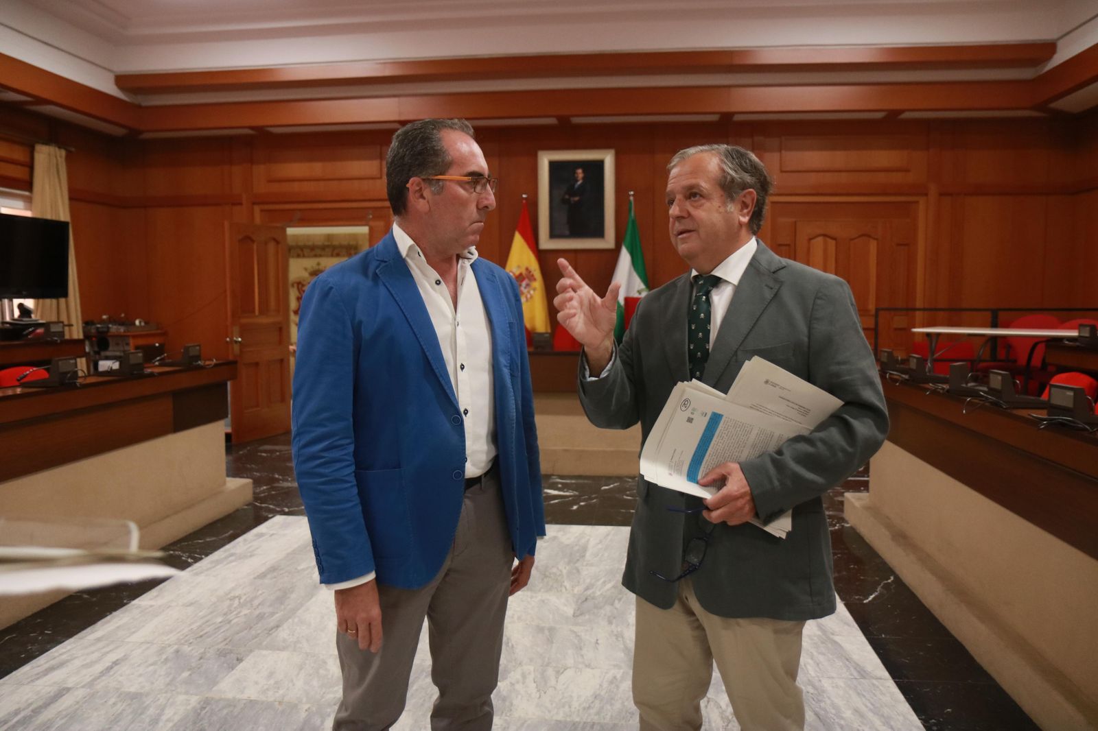 Antonio Álvarez y Salvador Fuentes antes de informar sobre una Junta de Gobierno anterior.