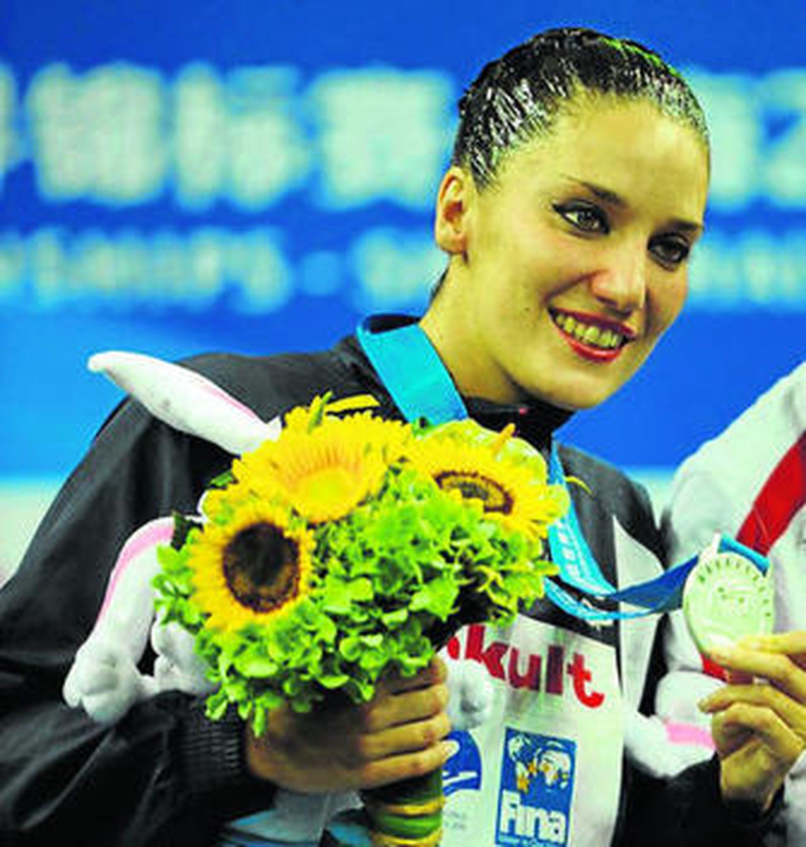Andrea Fuentes posa en el podio con su medalla de plata.