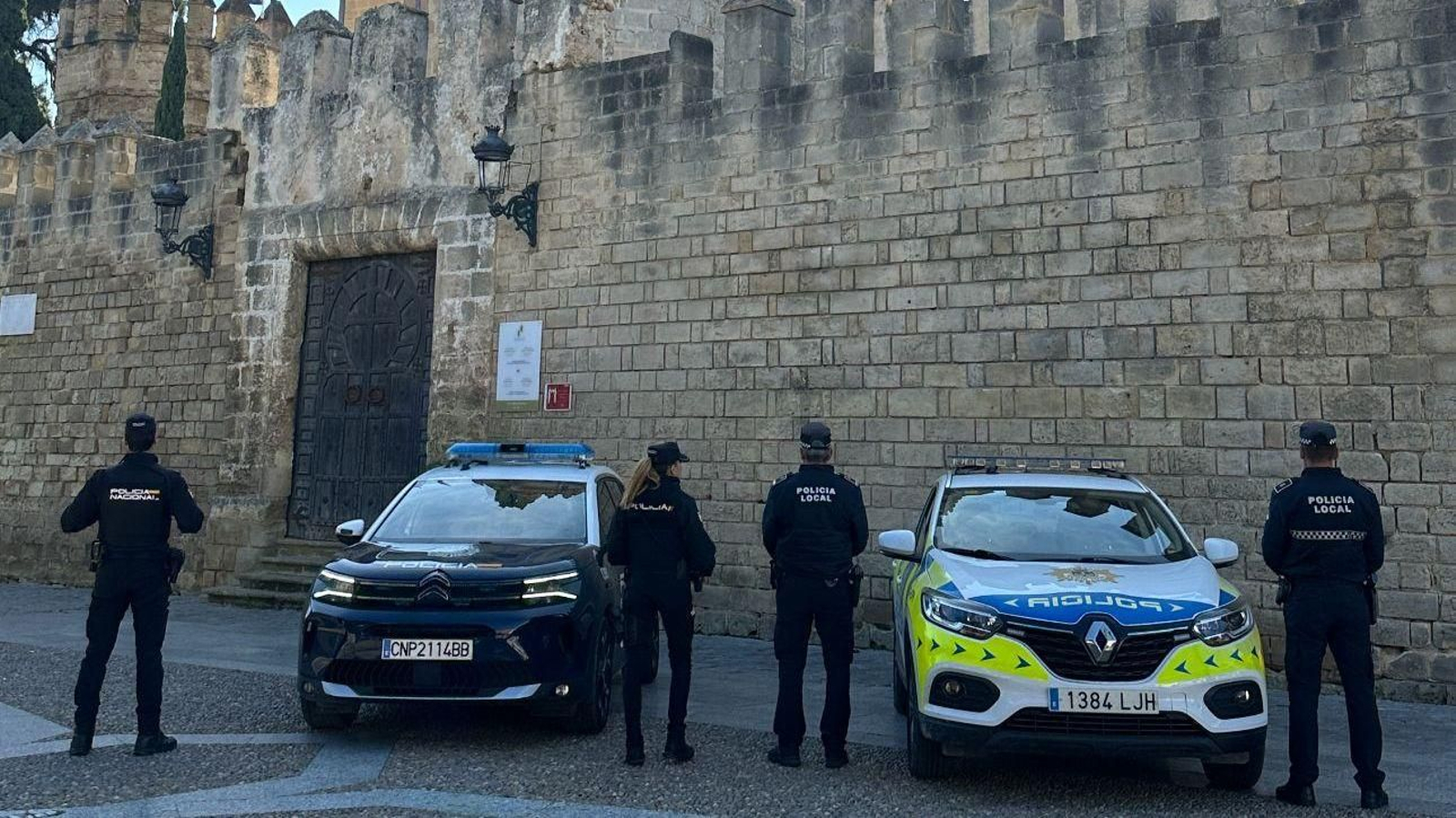 Agentes de la Policía Nacional y Policía Local, junto al Castillo de San Marcos. Agentes de la Policía Nacional y Policía Local, junto al Castillo de San Marcos.