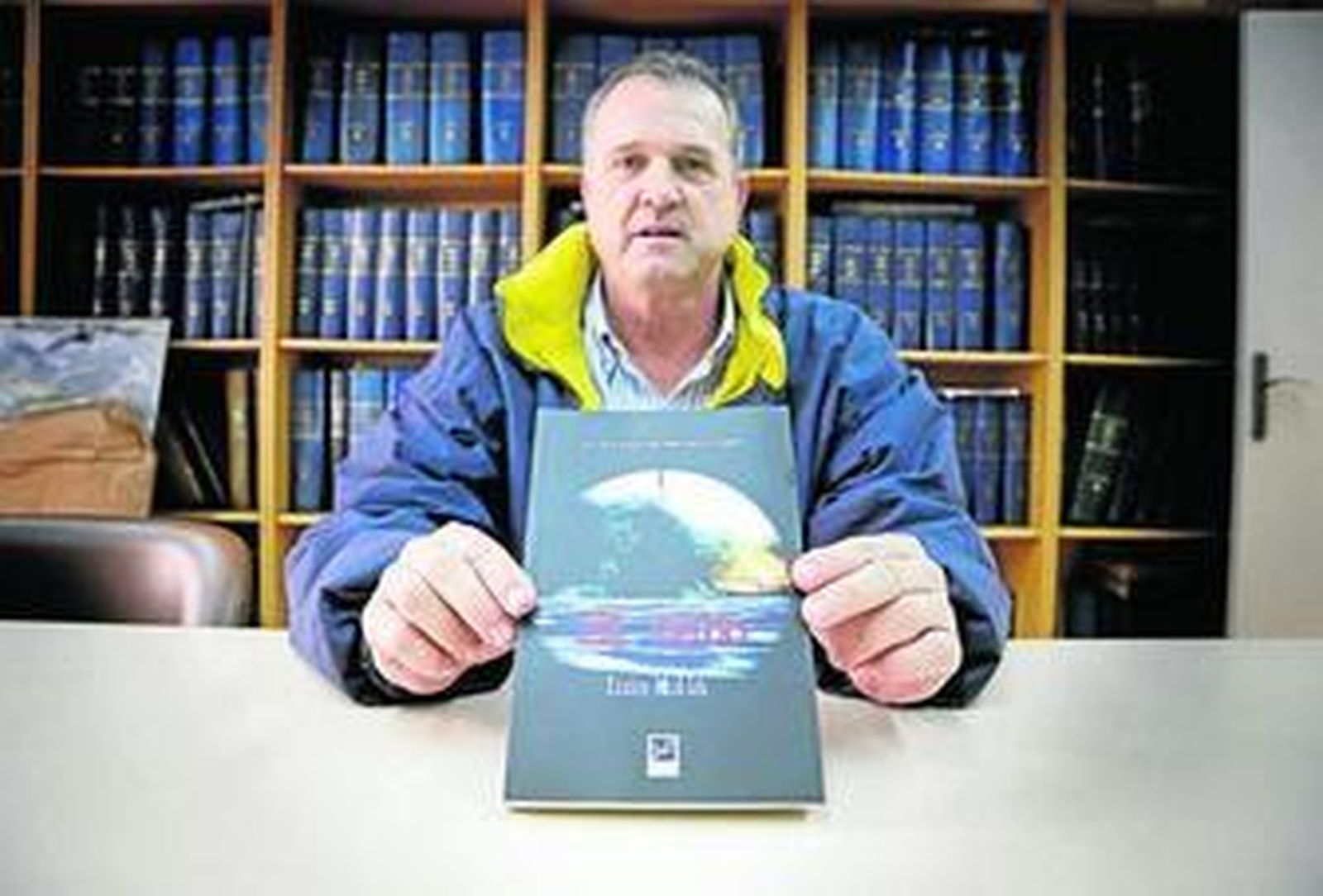 Luis Mollá posa con 'El Cebo', la novela que presentará mañana a las 20 horas en la Fundación Bonald.