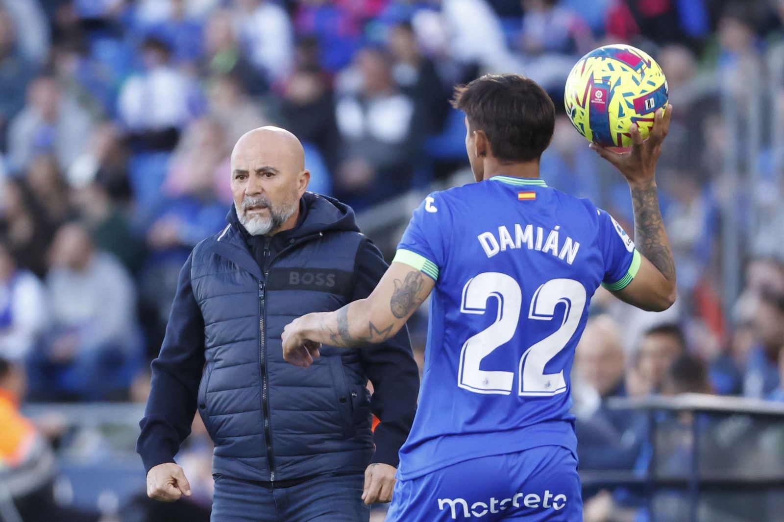 Sampaoli sigue observa a sus jugadores en un saque de banda de Damián Suárez.