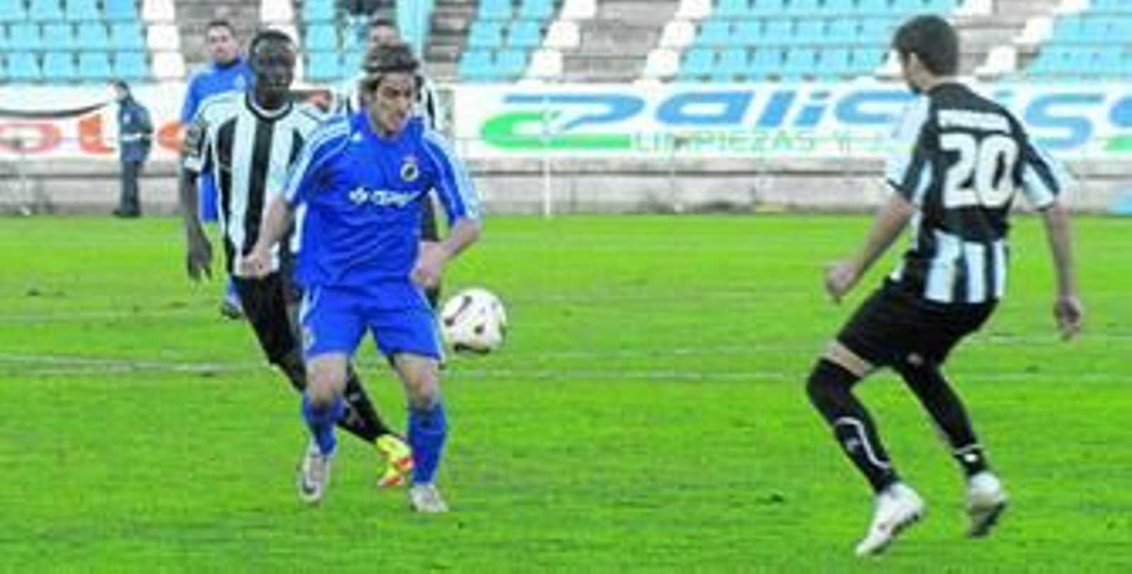 El debutante Ortiz, con el balón, en sus primeras compases como jugador de la Balona.