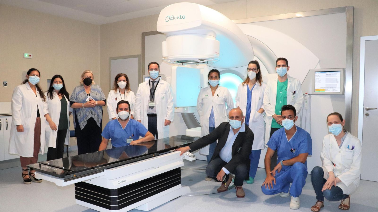Un momento de la visita de la delegada de Salud y Familias, Manuela Caro, a la sala del segundo acelerador lineal.