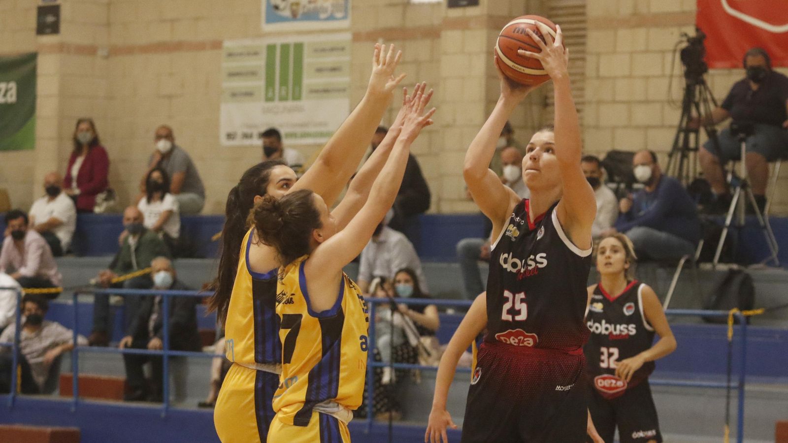 Licskai intenta lanzar a canasta ante la oposición de dos rivales.