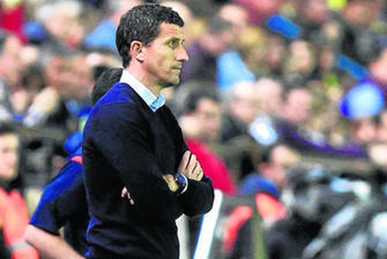 Javi Gracia contempla cariacontecido el partido desde la banda.