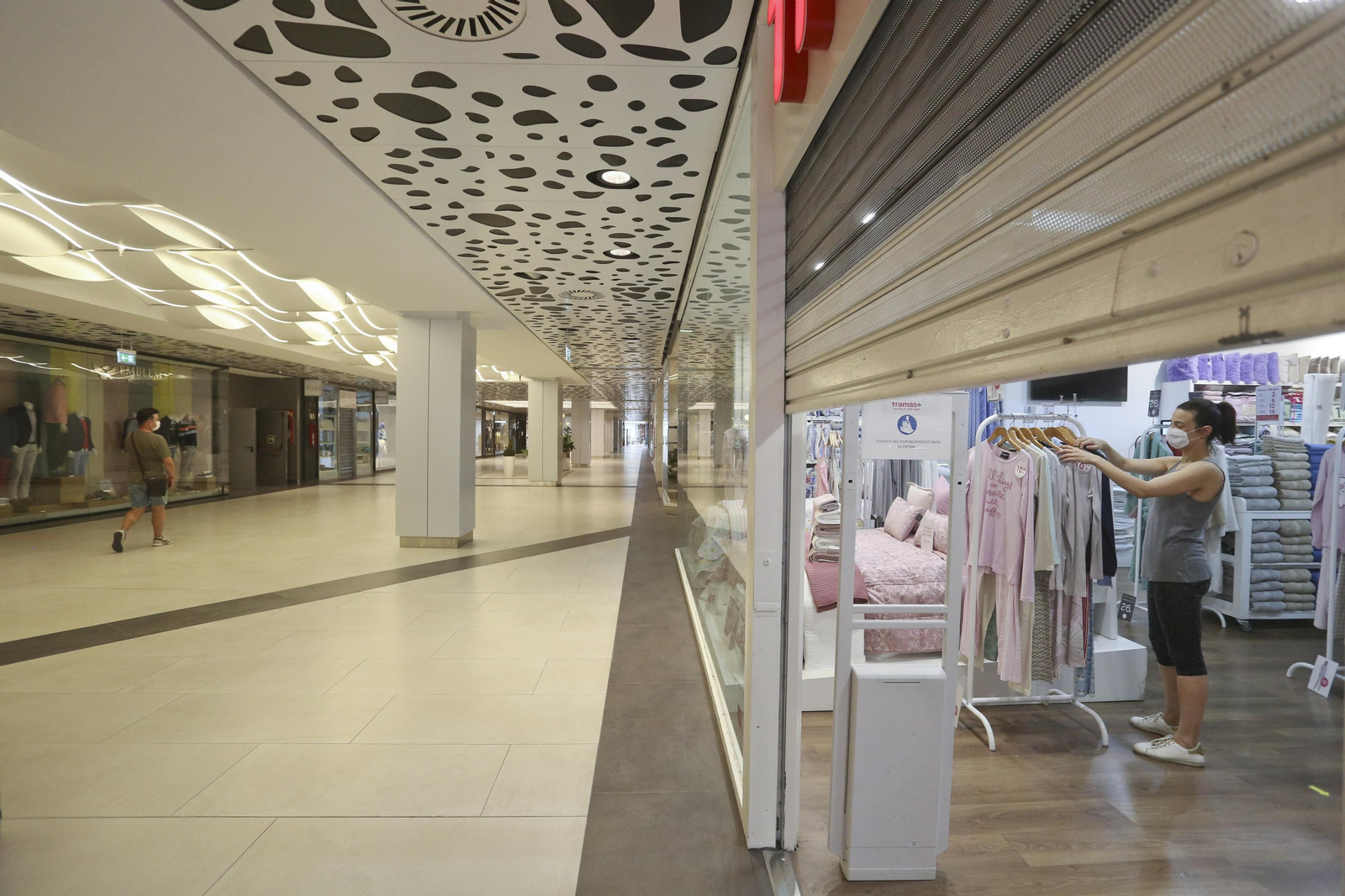 El centro comercial Larios Centro se prepara para su apertura el lunes, en la fase 2 de la desescalada