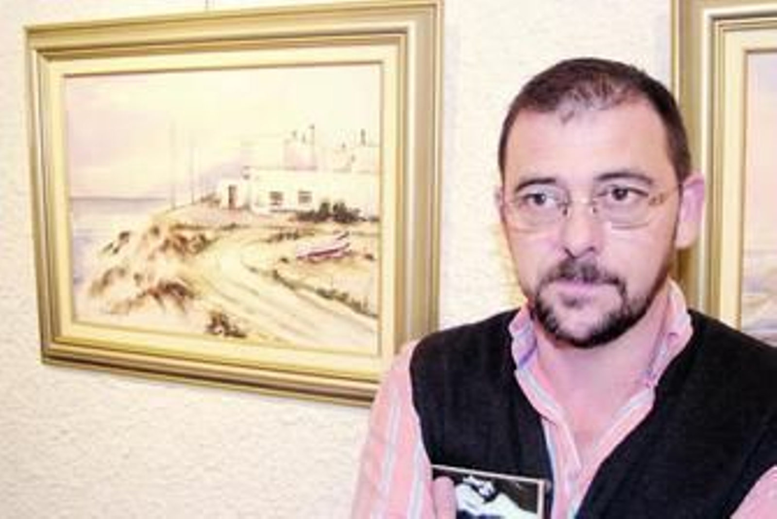 Miguel Cárdenas con una las obras que expone en Argar.