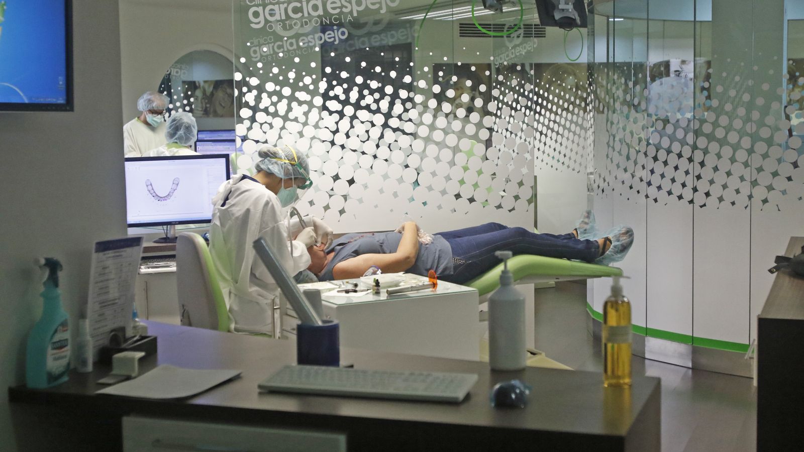 Atención a una paciente en la Clínica García Espejo Ortodoncia.