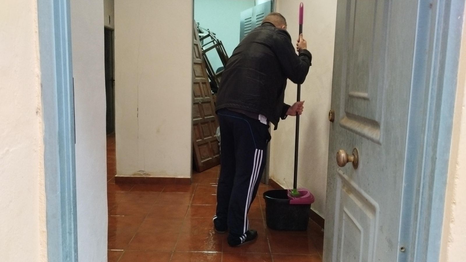 Jesús Jurado limpiando su local de trasteros en una calle cercana a la gasolinera Alaska. Jesús Jurado limpiando su local de trasteros en una calle cercana a la gasolinera Alaska.