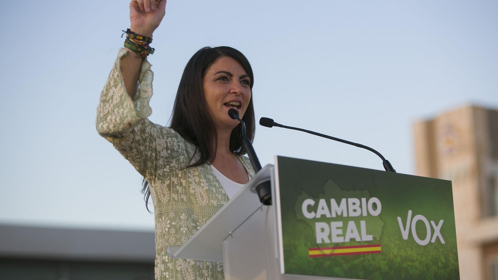 Macarena Olona con sus características pulseras verdes en un acto de la campaña electoral.