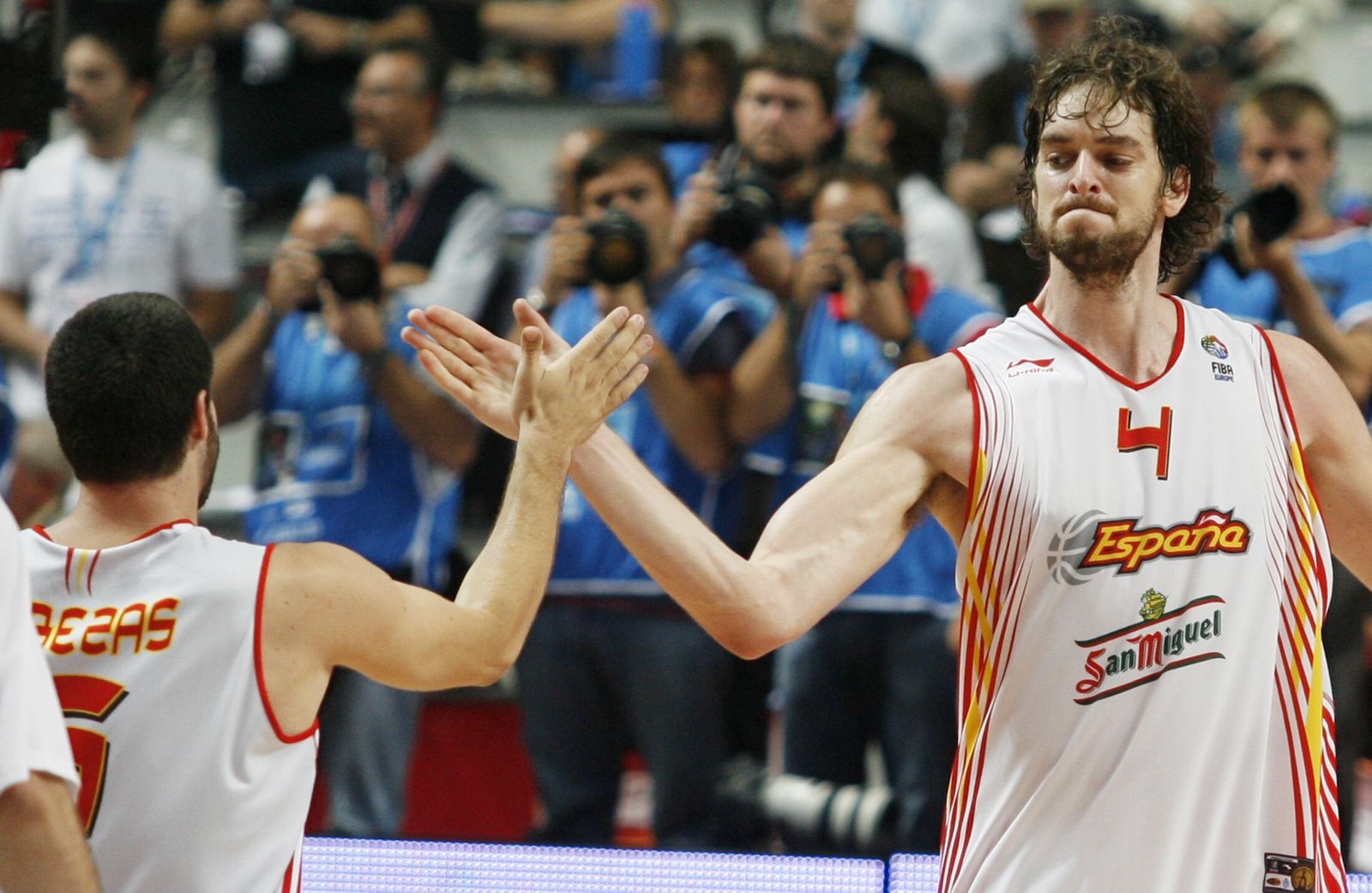 Carlos Cabezas y Pau Gasol chocan la mano.