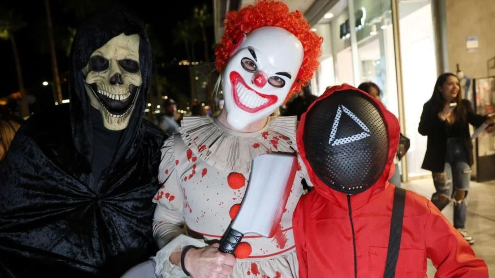 Gente disfrazada en la noche de Halloween en Málaga