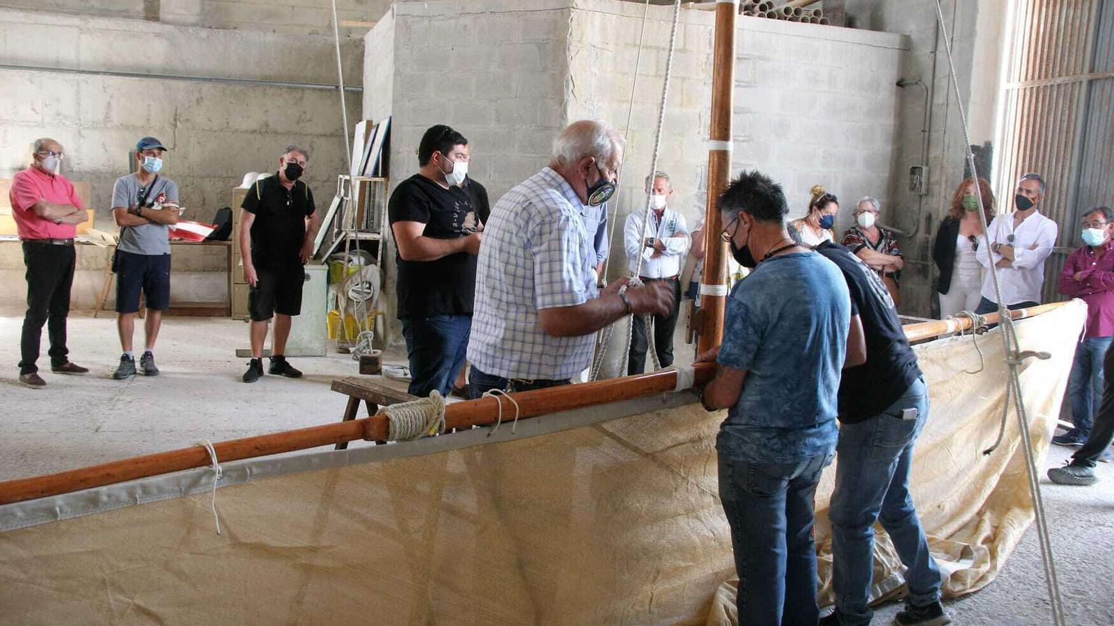 El público asistió con interés a las demostraciones en torno a esta forma de navegación tradicional.