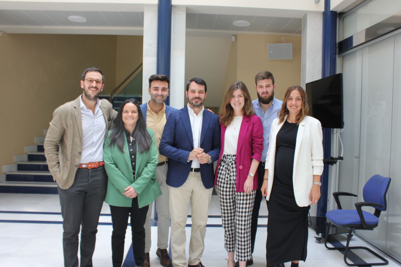 Calos Martínez, en el centro, junto a la nueva Agrupación de Jóvenes Abogados de Córdoba.