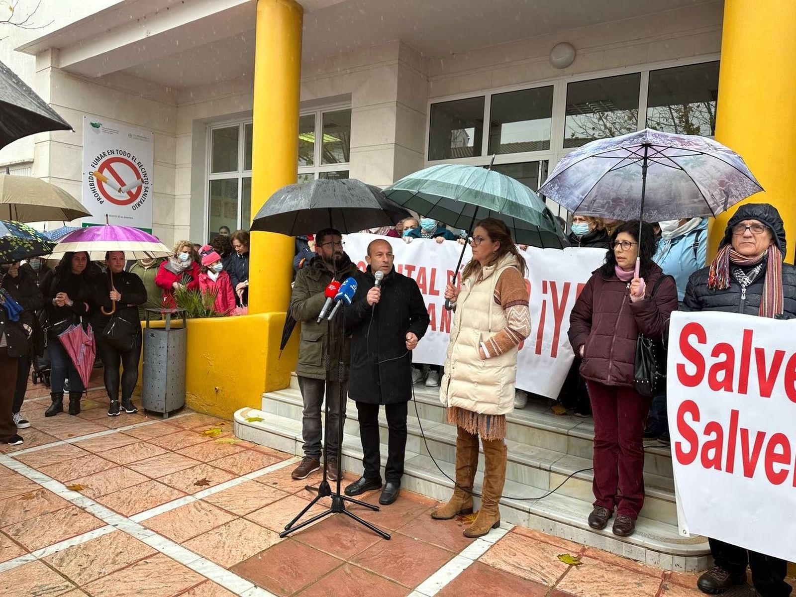 IU protesta en Alcalá del Valle por la sanidad en la Sierra
