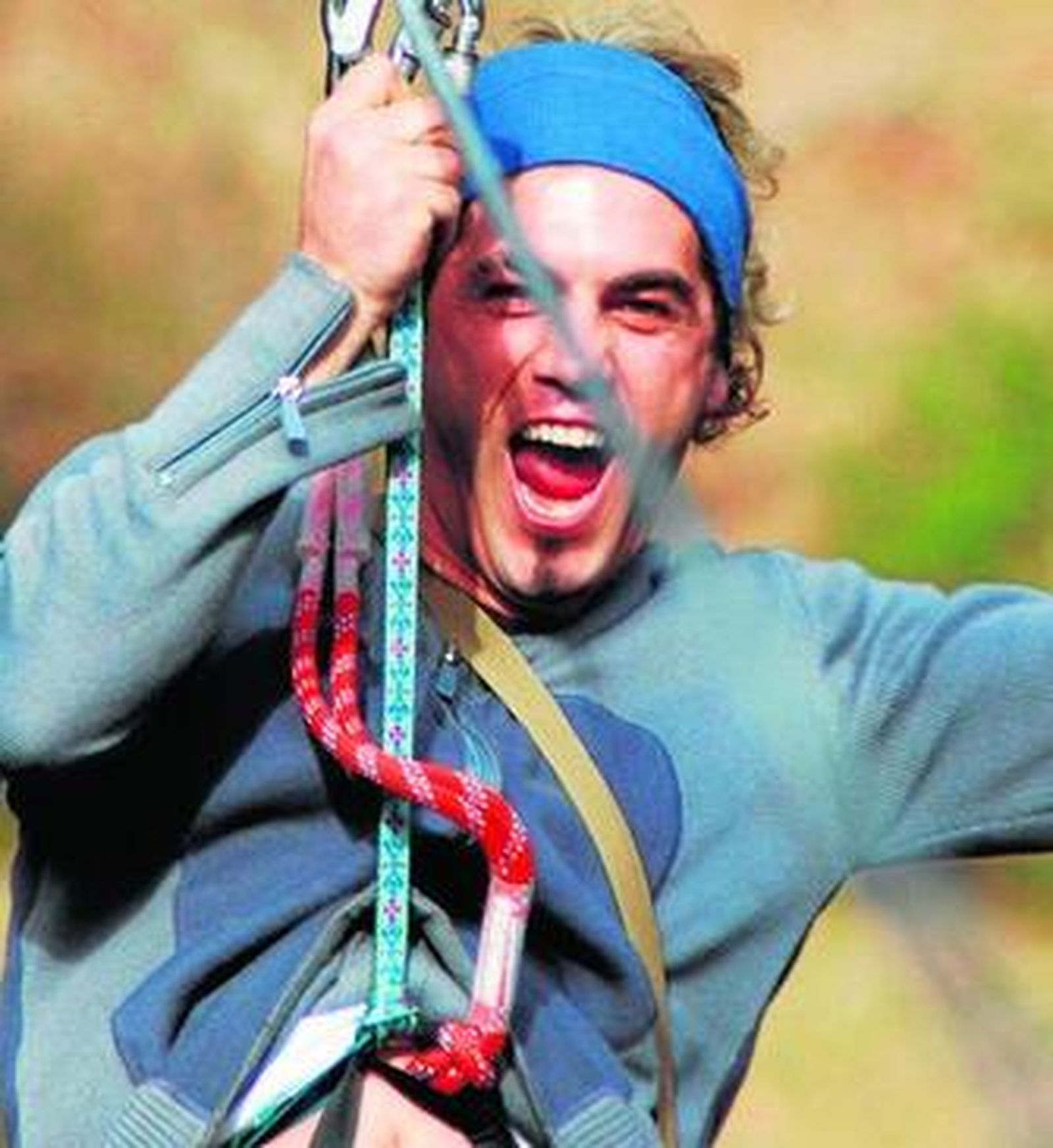 Un visitante se lanza por una tirolina en uno de los parques de Aventura Amazonia.