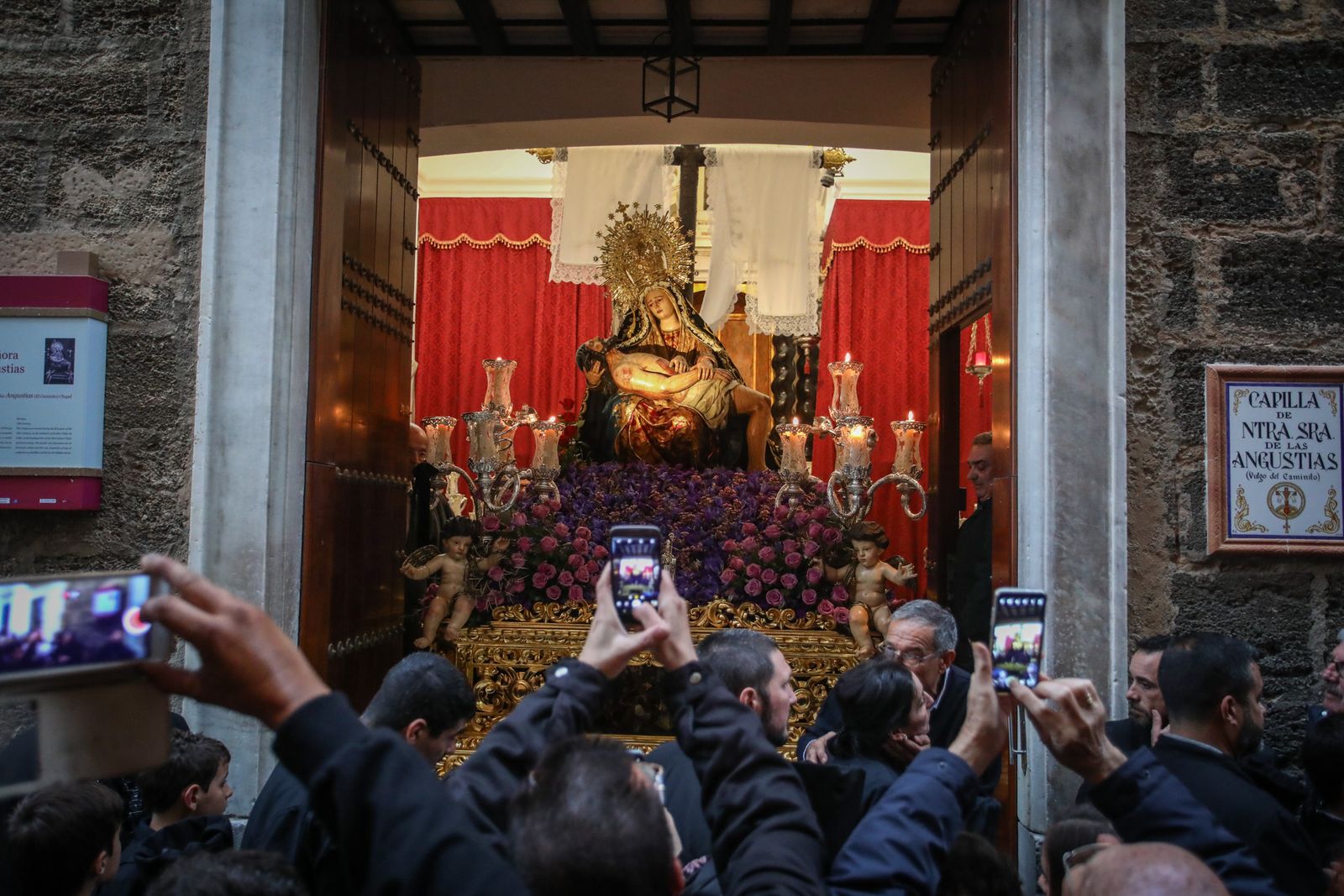El paso de Nuestra Señora de las Angustias, a las puertas de su capilla.