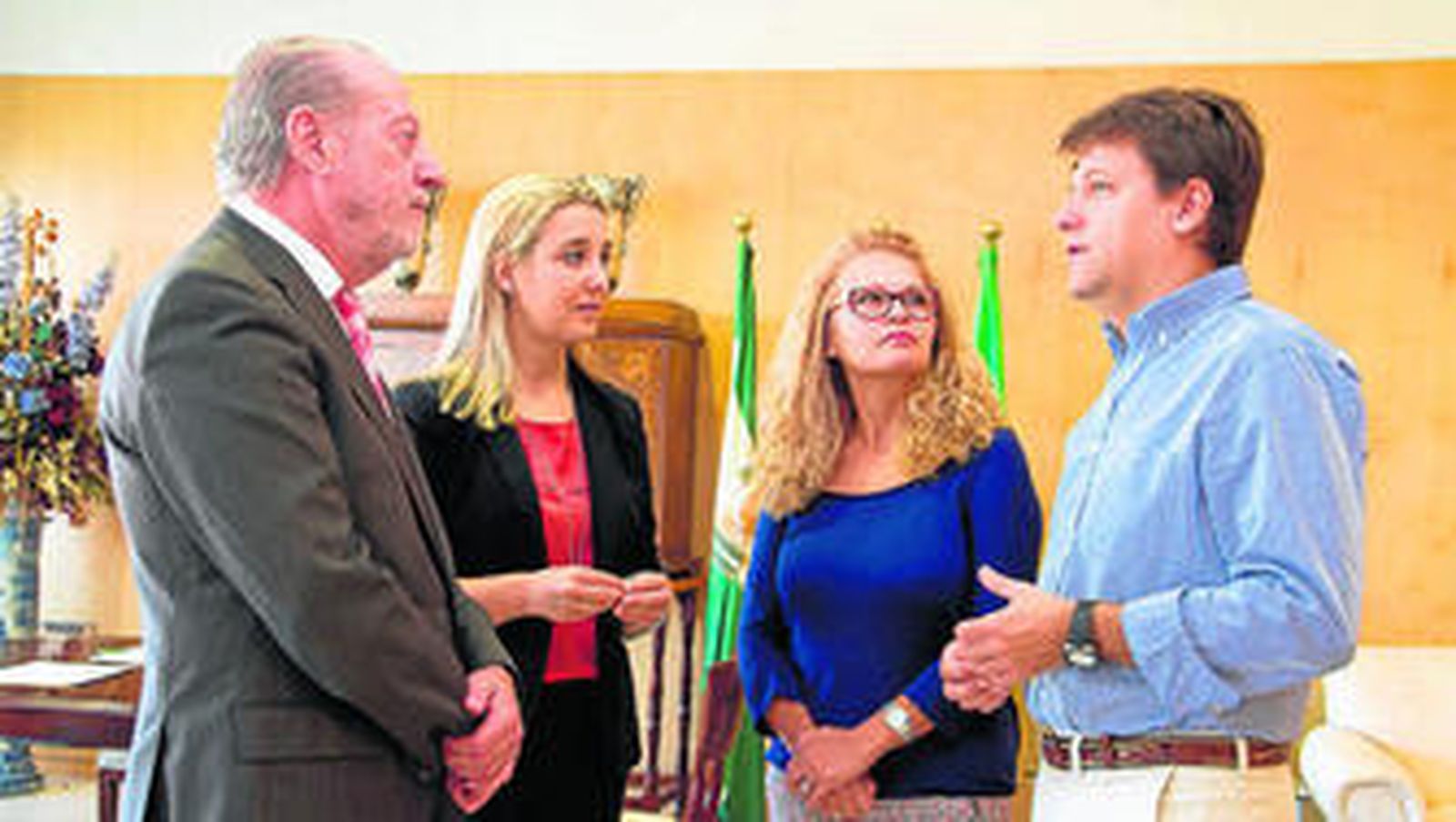 Momento distendido en la reunión de la firma del convenio, ayer, en la Diputación de Sevilla.