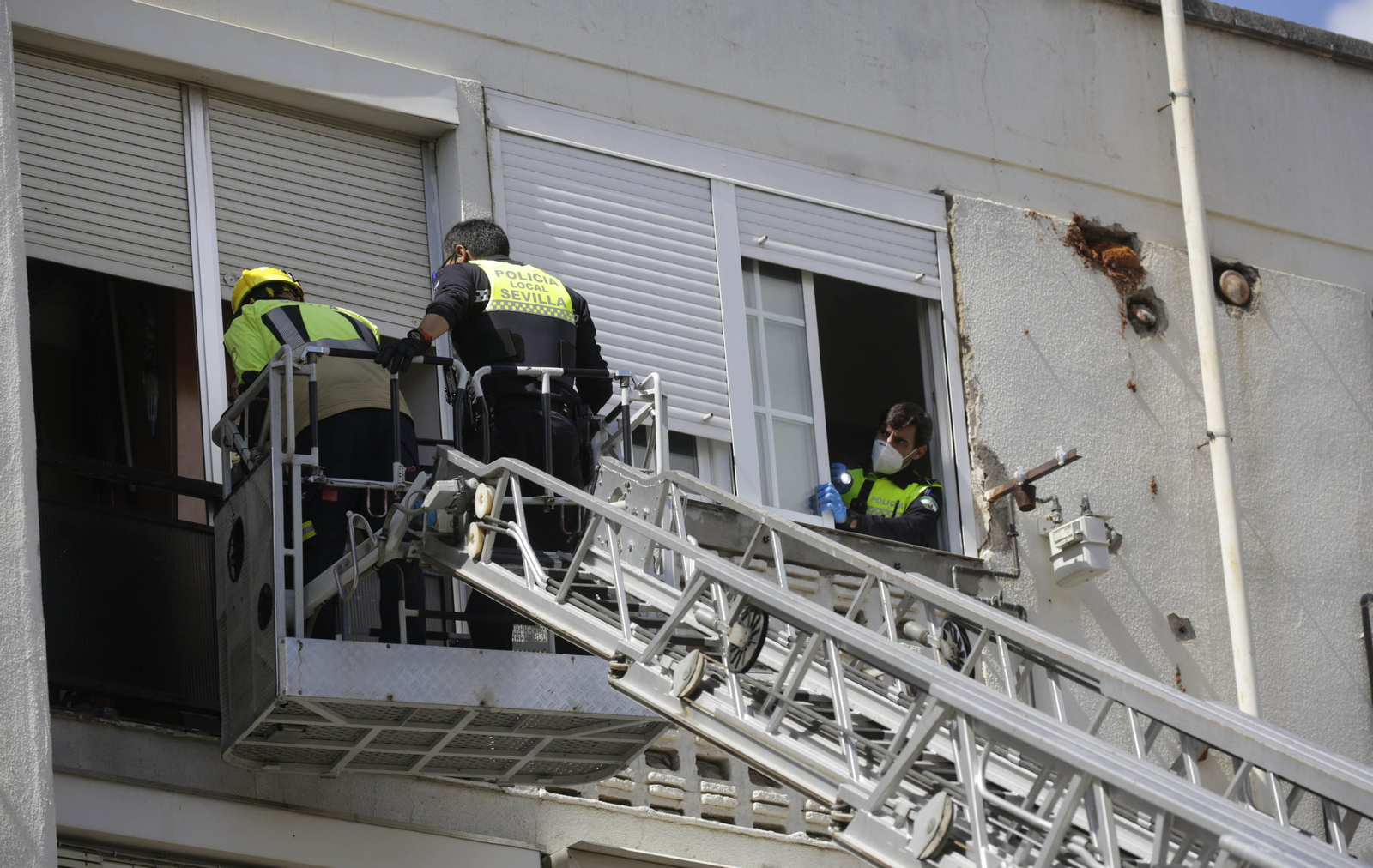 Policías locales inspeccionan una vivienda de Las Letanías con la ayuda de los Bomberos.
