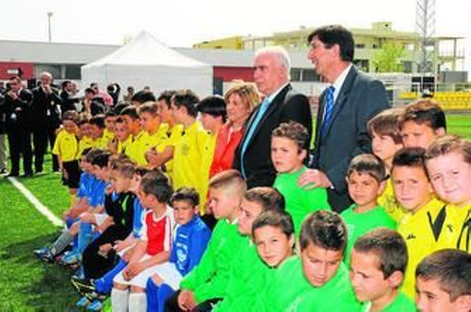 Alonso y aficionados en el nuevo campo municipal de Chipiona.