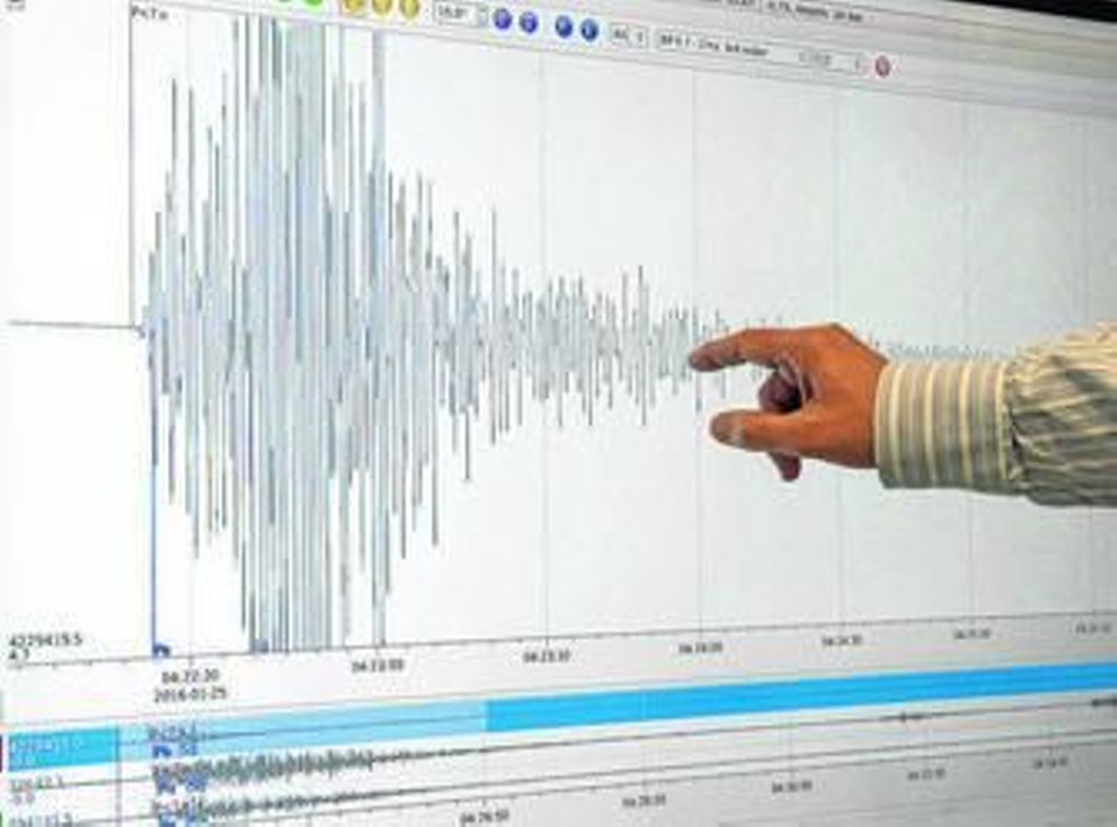 El director del Instituto Andaluz de Geofísica de Granada muestra la gráfica del terremoto del lunes.