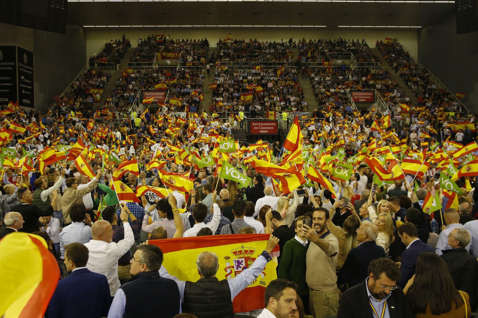 Fotos del 'llenazo' de Vox en Granada