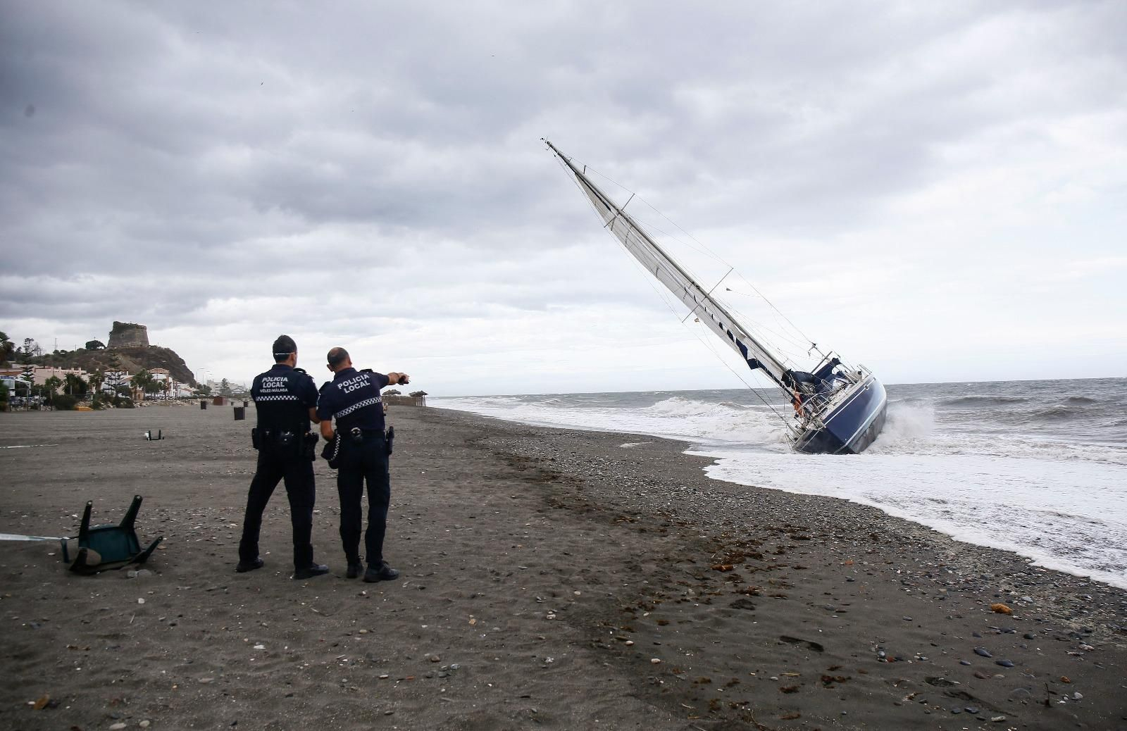 Fotos del velero encallado en la playa de Benajarafe, tras quedar a la deriva por el viento