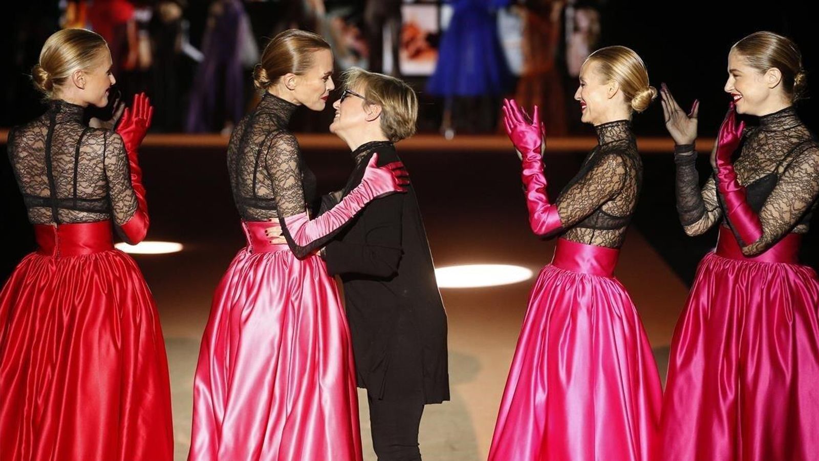 Nuria Sardá besa a las modelos tras el desfile por el aniversario de su firma, antes de la pandemia.