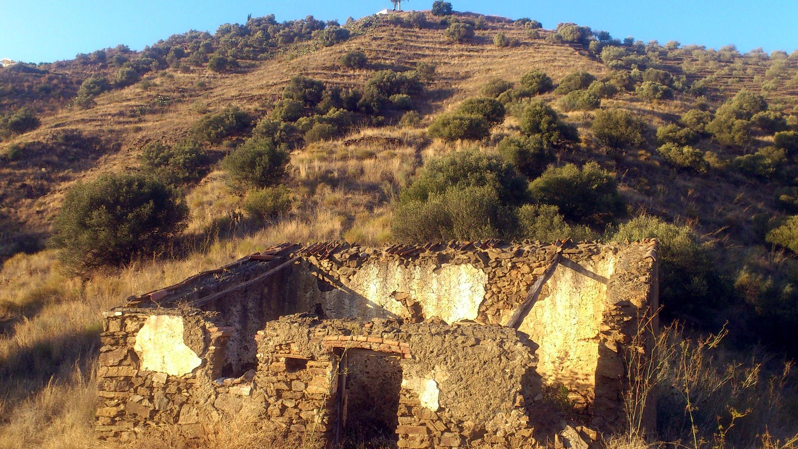 A lo largo del camino nos encontraremos con ruinas y zonas de antiguos cultivos de secano.
